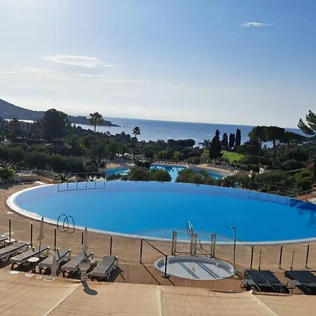 Casa de Férias Cap Esterel En Famille - 2pieces Vue Jardin Piscine Clim Parking Inclus Saint-Raphaël