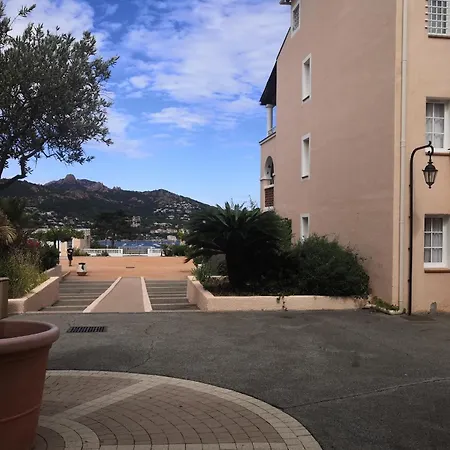 Cap Esterel En Famille - 2pieces Vue Mer Jardin Piscine Clim Parking Inclus Holiday home Saint-Raphael (Var)